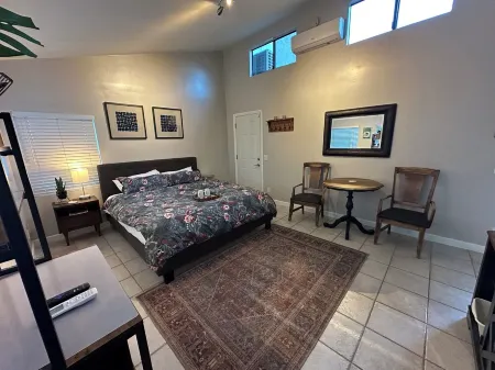 Cal King Bed with Natural Light and Private Patio! 4 minutes from freeway!