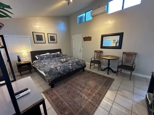 Cal King Bed with Natural Light and Private Patio! 4 minutes from freeway!