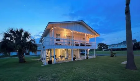 Charming water view bungalow. Отели в г. Сибрук