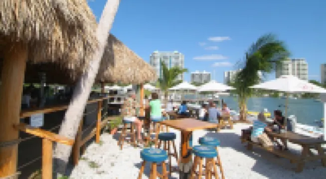 Family beach home! Fully renovated on water w/pool, boat dock & nearby beach 諾科米斯酒店