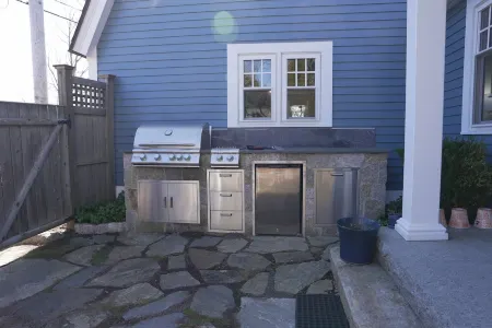 5 minute walk to Beach, Stage Fort Park, and Gloucester Promenade!