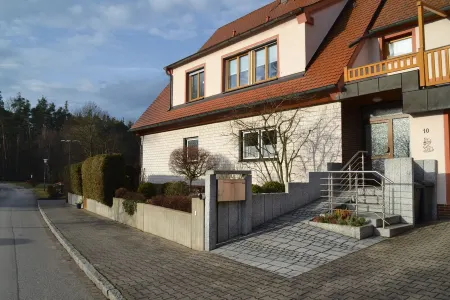 Charmante Ferienwohnung mit Zwei Schlafzimmern und Wintergarten