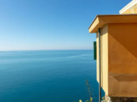 Up to 5 guest house above the Cliff House Hotels in Corniglia
