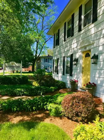 CHAINFERRY, PARK & WATER VIEW ♥️of DOWNTOWN w SEASONAL WATERFRONT POOL-HOT TUB