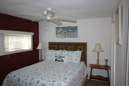 Cozy One Bedroom Cottage on The Indian River Lagoon "Old Florida Charm" Отели в г. Сейнт Луси