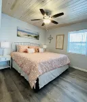 “Be As You Are Beach House” 1.5 min walk to the white sands of Mexico Beach!