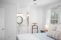 Entire townhouse- 10mins to beaches or downtown