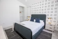 THE OASIS, Brand New Home, Screened in Heated Pool, Close to 5th Ave and Beach