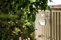 Romantic couples mini cottage in large secluded garden — 5 min to town
