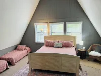 Cozy, comfortable Lakehouse getaway - Sleeps 10! WiFi, Private Dock Hotels in Crisp County