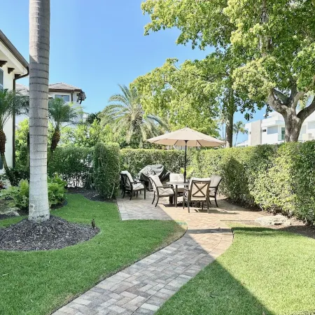Downtown "old" Naples, walking distance to beach, restaurants & shops