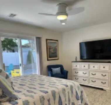 Beautiful home close to the beach with hot tub Hotels in Long Branch