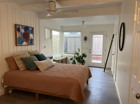 La Casita Azul - Quaint, Artsy Cottage in Hollywood Beach - Short Walk to Sand!