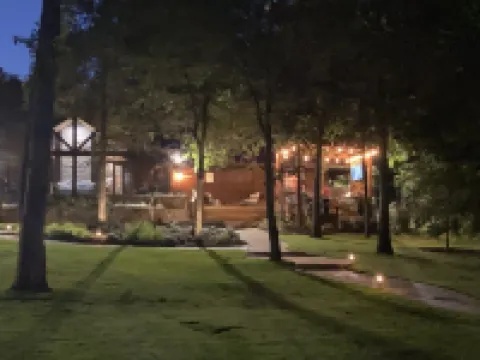 Beautiful, cozy lakehouse w/ guesthouse, amazing outdoor living & boathouse!