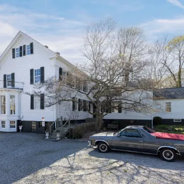 Delightful Downtown Mystic Studio!