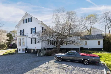 Delightful Downtown Mystic Studio!