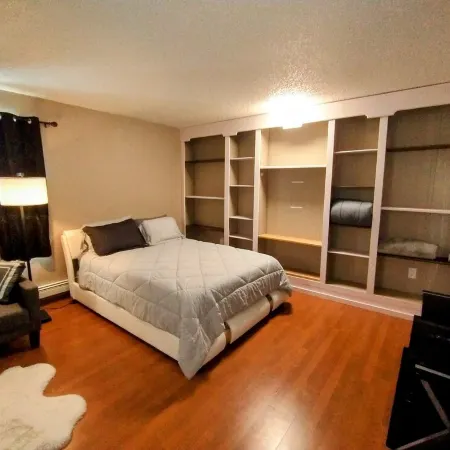 Modern 2,000+ sf house. Sauna + Parking! 5 mins from airport.
