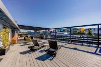 Waterfront Home with King Bed, Spacious, Clean, Pet Friendly. Near SF, Napa