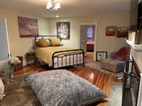 200 yr old Historic Farmhouse in Walkable City Neighborhood - 35 min to Saratoga