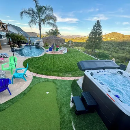 Hiker’s Paradise! Heated Pool, fire pits, and views