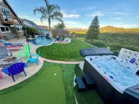 Hiker’s Paradise! Heated Pool, fire pits, and views