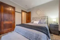 Prime Location/ Few blocks to downtown Hotels near Pearle Vision