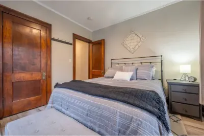 Prime Location/ Few blocks to downtown Hotels near THE POTTERY PLACE Historic Center