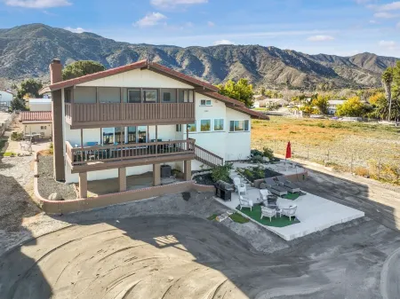 Amazing Lakefront Home with a Private Beach, BBQ, Balcony, Fireplaces & jacuzzi