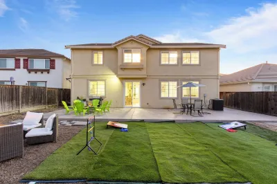 FUN 5BD SPACIOUS HOME—INDOOR MOVIE THEATRE, POOL TABLE, BBQ,, FIRE PIT, GAMES+ Hôtels à proximité de : Dougherty Station Library - Contra Costa County Library