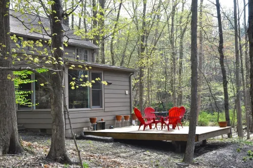 ADORABLE CREEK COTTAGE Charming Original Details, Fireplace, Near Town, WiFi