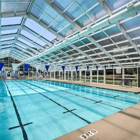 Resort Access - Lake - Pools -Pickleball - Gym. Spacious Townhome for Groups