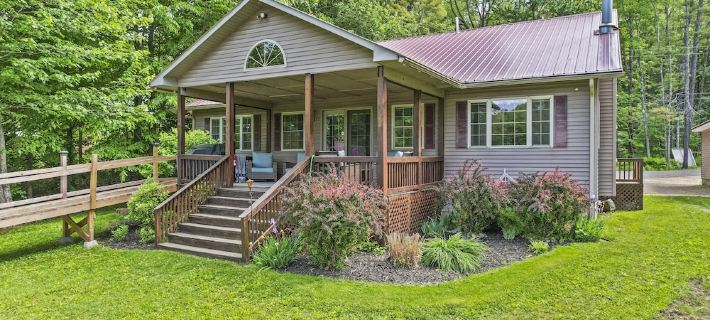 Quiet Lake Front Home with Private Shoreline Hotel di Fulton County