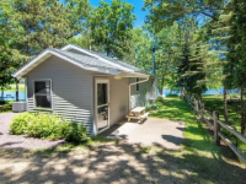 Perfect Waterfront Getaway between the Lakes 馬凱特縣酒店