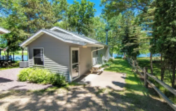 Perfect Waterfront Getaway between the Lakes