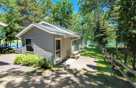 Perfect Waterfront Getaway between the Lakes