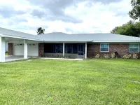 Spacious 3/2 on large canal to beautiful Crooked Lake, great for seasonal rental