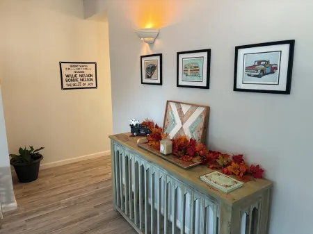 DRIP DROP INN - Stylish Hill Country Home in the Heart of Dripping Springs Отели рядом с достопримечательностью «Ian's Chapel at Camp Lucy»