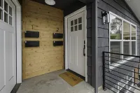 Renovated 2BR/1BA Flat Close to 25th Street Fun
