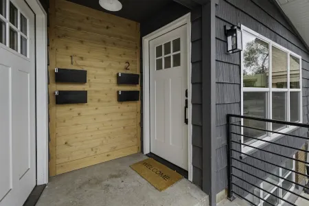 Light-Filled Modern Flat Near 25th Street Fun