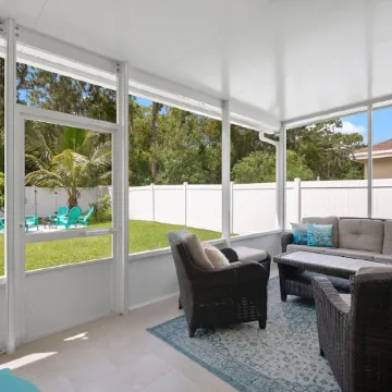 “Jupiter Breeze” Beach Retreat! 4/2 newer home in center of beautiful Jupiter FL
