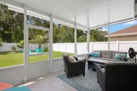 “Jupiter Breeze” Beach Retreat! 4/2 newer home in center of beautiful Jupiter FL