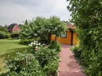 Idyllisches Kleines Blockhaus in Großer Gepflegter Gartenlage فنادق في 