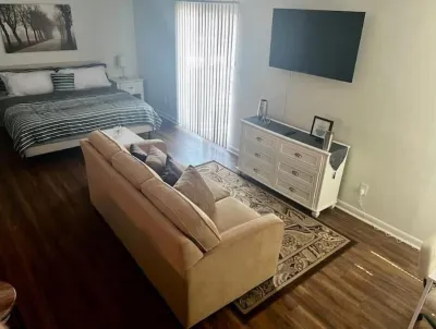 Cozy & Comfortable Studio Suite 오크우드 빌리지 쇼핑센터 주변 호텔
