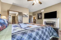 Bear Creek Lodge • Hot Tub! Community Pool! Pool Table! Rustic Lodge for Family!