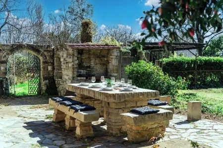 Sandstone Cottage With Cozy Open Fireplace in the Heart of Robertson