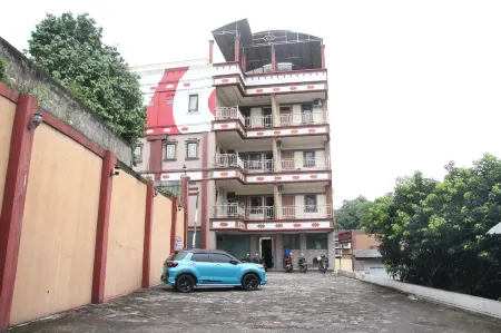 Fallinda Hotel Cibinong Отели в г. Сибинонг