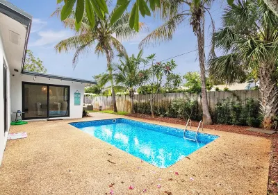 Tropical Beach House! Schoolhouse Children's Museum and Learning Center 주변 호텔