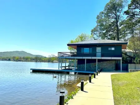 Cheerful 1-Bedroom 2-Bath Lake House Experience!!!
