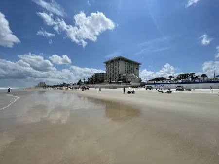 Beachside 2-bedroom condo steps to the Beach at Daytona Beach Отели рядом с достопримечательностью «Парк Ван Авеню»