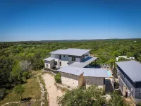 SKYHOUSE Guadalupe: Cliffside Pool Above the River
